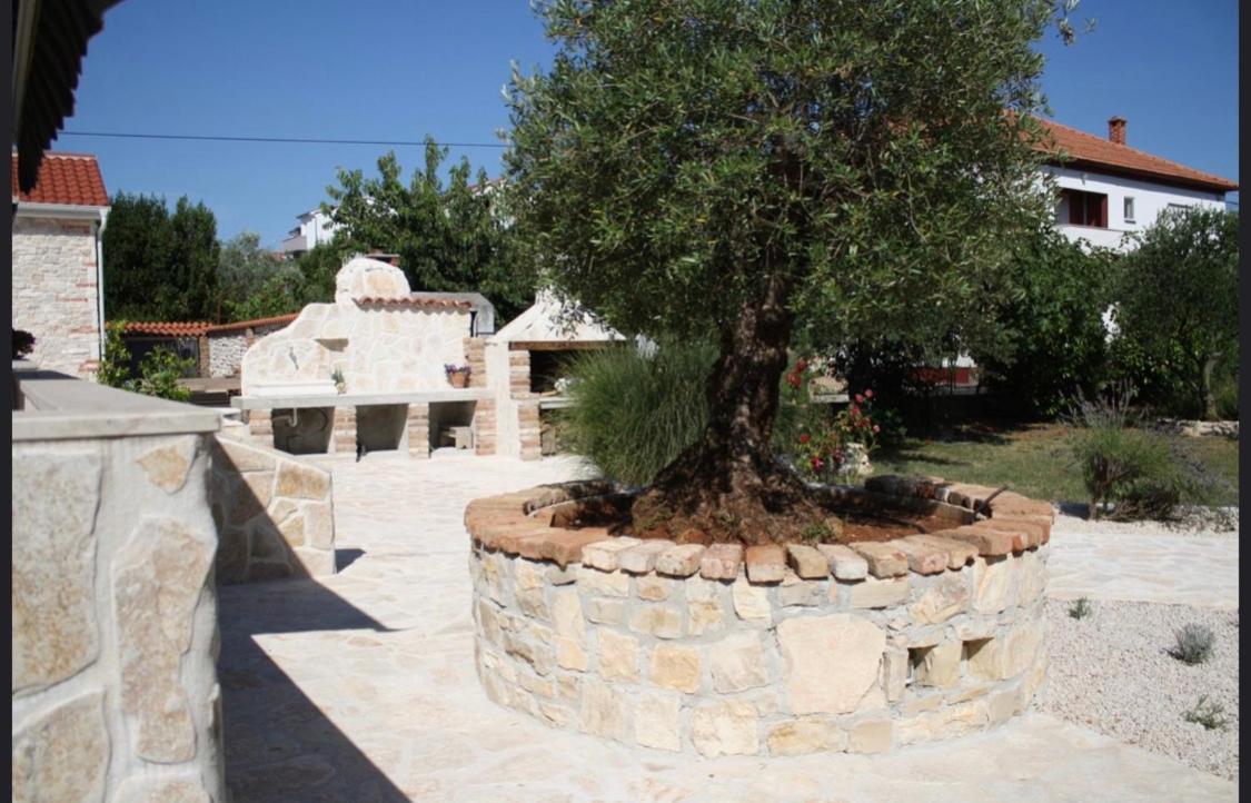 Ferienwohnungen VI La Mare With Heated Pool Zadar Exterior photo