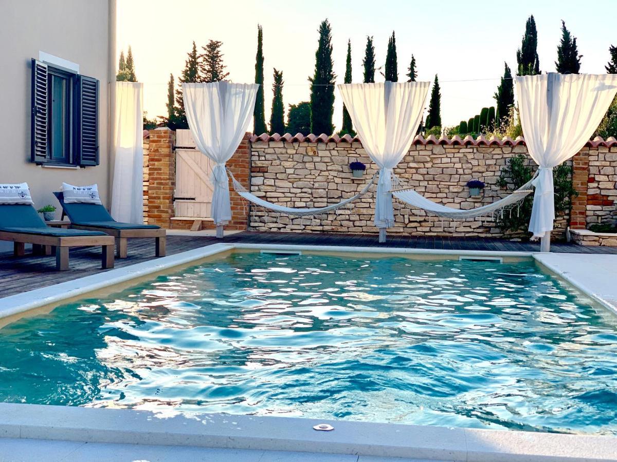 Ferienwohnungen VI La Mare With Heated Pool Zadar Exterior photo