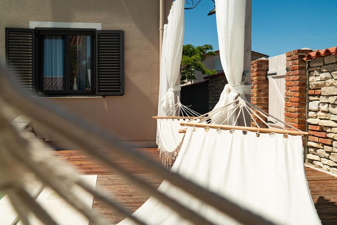 Ferienwohnungen VI La Mare With Heated Pool Zadar Exterior photo