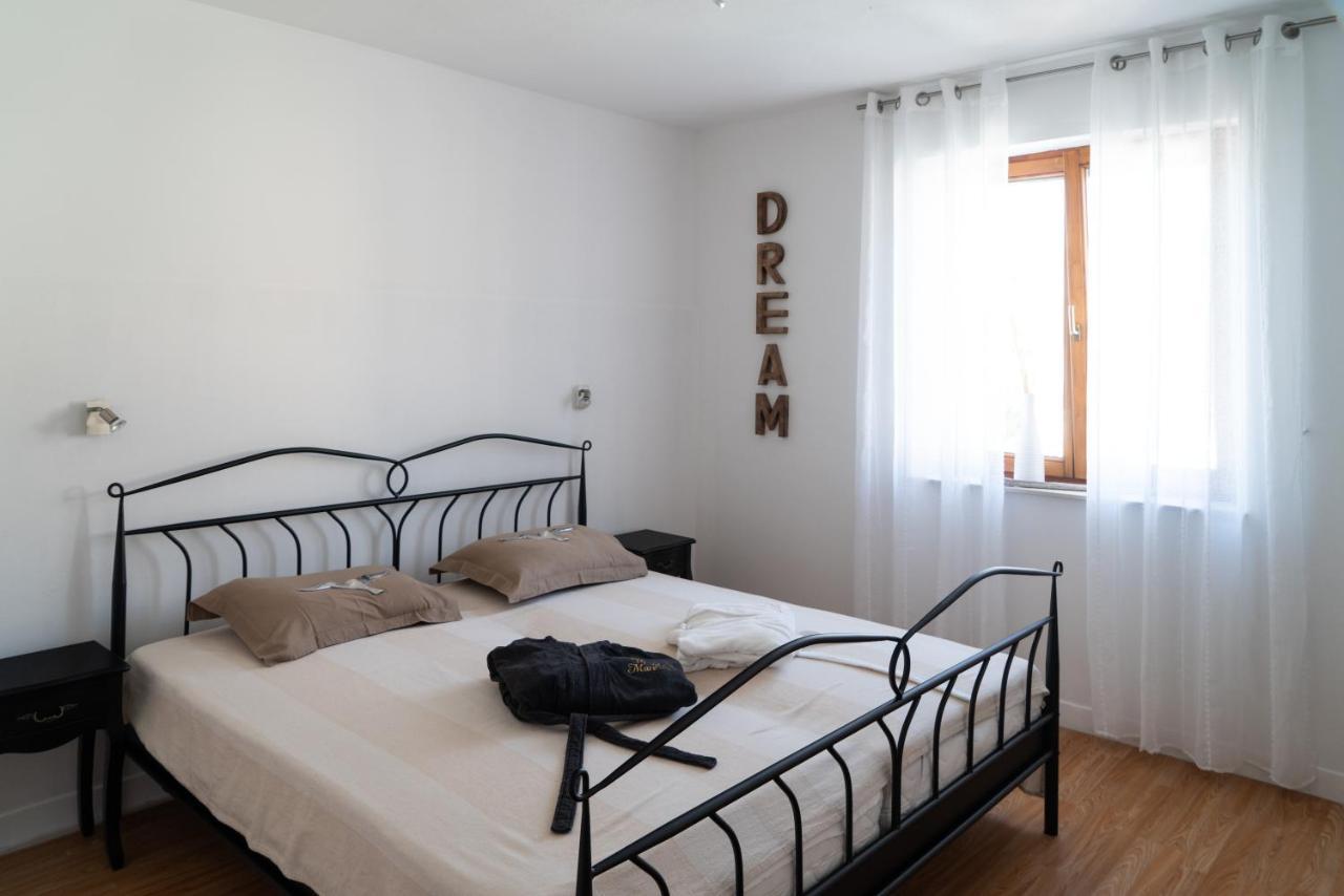 Ferienwohnungen VI La Mare With Heated Pool Zadar Exterior photo