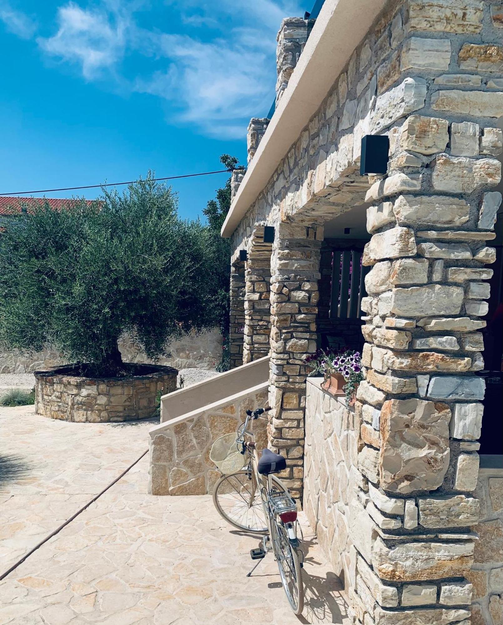 Ferienwohnungen VI La Mare With Heated Pool Zadar Exterior photo